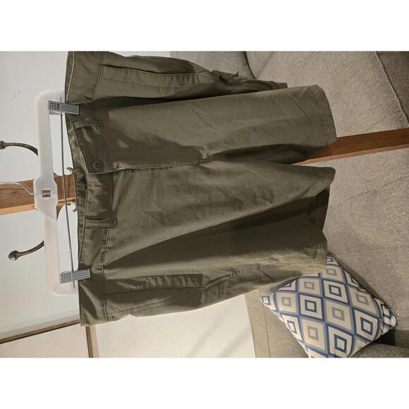 The North Face Men's Casual Shorts Olive Green Size 40 - Picture 1 of 4